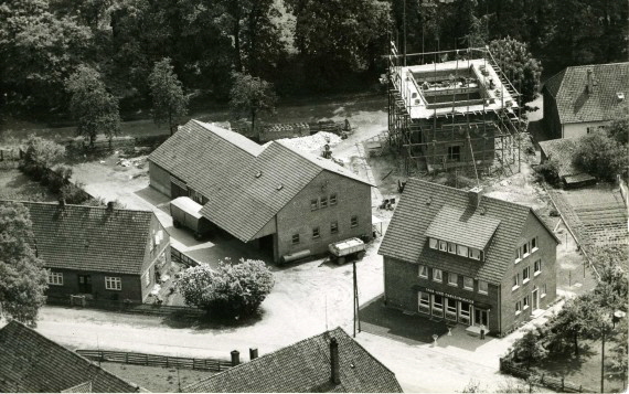 2-SiloWhrend der Bauarbeiten spielten wir auf dem Silo an der Vesbecker Strae - hinten rechts - und riefen laut Pratsche - Pratsche-..' Doch das Unheil blieb nicht aus.